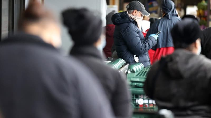 Des New Yorkais patientent avant de pouvoir faire des courses - Al Bello 