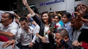 Entourée de ses partisans du Puea Thaï, le principal parti d'opposition, Yingluck Shinawatra célèbre sa victoire aux législatives en Thaïlande. La soeur de l'ancien Premier ministre Thaksin Shinawatra, déposé par l'armée en 2006, devrait devenir la premiè