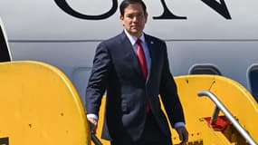 Le secrétaire d'État américain Marco Rubio débarque à l'aéroport international de La Aurora, à Guatemala City, le 4 février 2025.