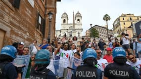 Des protestants anti-pass sanitaire font face aux policiers, à Rome, le 27 juillet 2021.