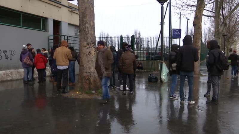 Des migrants porte de la Chapelle.