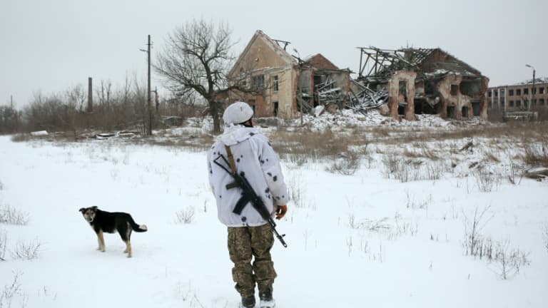 Un soldat ukrainien marche près du village de Pesli, dans l'est de l'Ukraine, non loin de la ligne de front avec les séparistes pro-russes du Donbass, le 25 janvier 2022