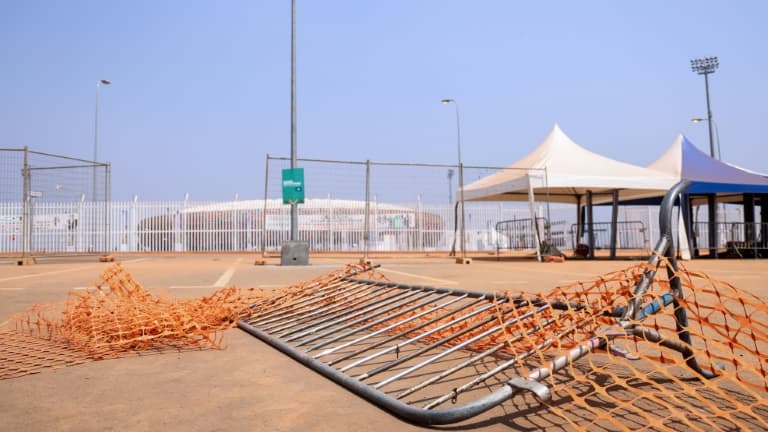 L'entrée du stade Olembé de Yaoundé le 25 janvier 2022, au lendemain de la bousculade avant le match de la Coupe d'Afrique des nations Cameroun-Comores qui a fait huit morts