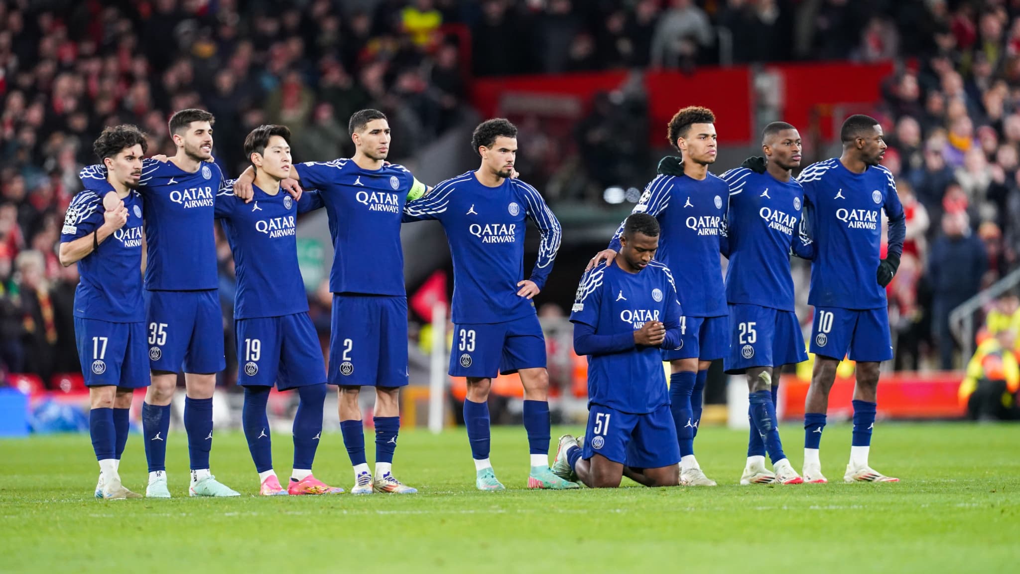 Willian Pacho, à genoux lors de la séance de tirs au but entre Liverpool et le PSG, le 11 mars 2025