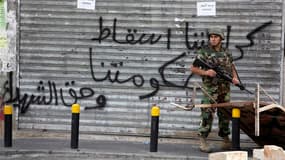 Soldat de l'armée libanaise dans un quartier de Beyrouth théâtre d'affrontements entre militaires et sunnites. Nombre de Libanais craignent que l'attentat qui a coûté la vie vendredi à Wissam al Hassan ne marque le début d'une nouvelle campagne de violenc