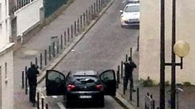 Les assaillants font face à la police à la sortie des locaux de Charlie Hebdo.