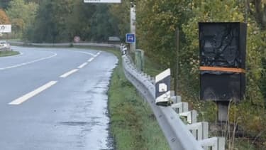 Un radar détruit pendant la fronde contre l'écotaxe en Bretagne.