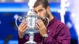 Carlos Alcaraz embrasse le trophée de l'US Open après sa victoire en finale face à Jannik Sinner (6-2, 3-6, 6-1 ,6-4), le 7 septembre 2025