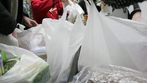 Vous êtes 57 % à affirmer ne pas avoir renoncé à utiliser les sacs plastiques dans votre vie quotidienne selon notre sondage: la législation va sûrement changer la donne.