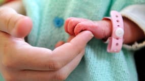 Une main de nouveau-né. (photo d'illustration)