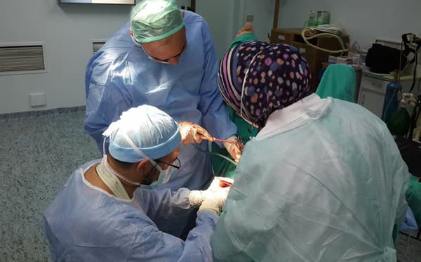Le Dr Lahna (en haut), lors d'une intervention chirurgicale à Alep.
