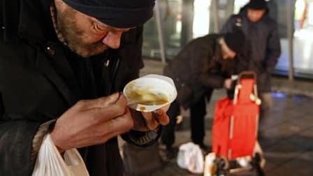 Médecins du Monde dénonce un "krach sanitaire" lié à la recrudescence de la pauvreté en France et appelle les candidats à l'élection présidentielle de 2012 à prendre position sur cette question. /Photo d'archives/REUTERS/Vincent Kessler