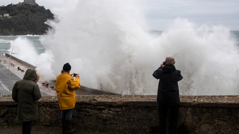 Des personnes observent les vagues à San Sebastian, en Espagne, le 22 novembre 2022
