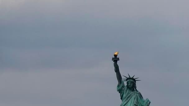 La navette spatiale "Enterprise" a effectué à basse altitude un survol de la statue de la Liberté sur le dos d'un Boeing 747. Après trois décennies de bons et loyaux services, la Nasa a mis à la retraite la totalité de ses navettes. /Photo prise le 27 avr