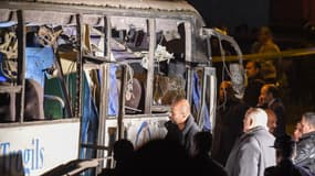 Photo du bus de tourisme après l'explosion qui a fait, vendredi, quatre morts.