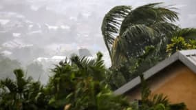 Le vent souffle à l'approche du cyclone Garance sur l'île de La Réunion, à La Possession, le 28 février 2025
