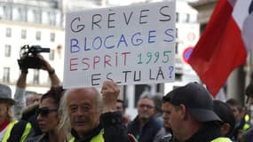 Un manifestant tenant une pancarte le 28 septembre 2019 à Paris.