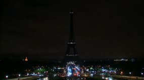La Tour Eiffel éteinte. 