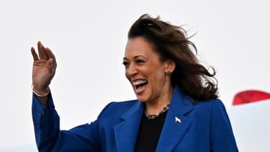 La candidate démocrate à l'élection présidentielle, Kamala Harris, salue le public à son arrivée à l'aéroport international O'Hare de Chicago, dans l'Illinois, après une journée de campagne en bus en Pennsylvanie, le 18 août 2024.