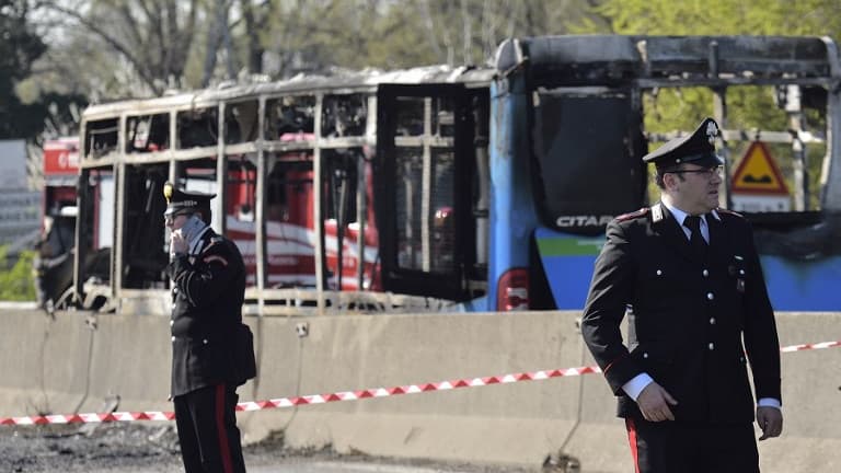 Le bus enflammé - Image d'illustration