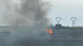Une voiture en feu sur le pont de Givors dans le Rhône le 8 mars 2024.