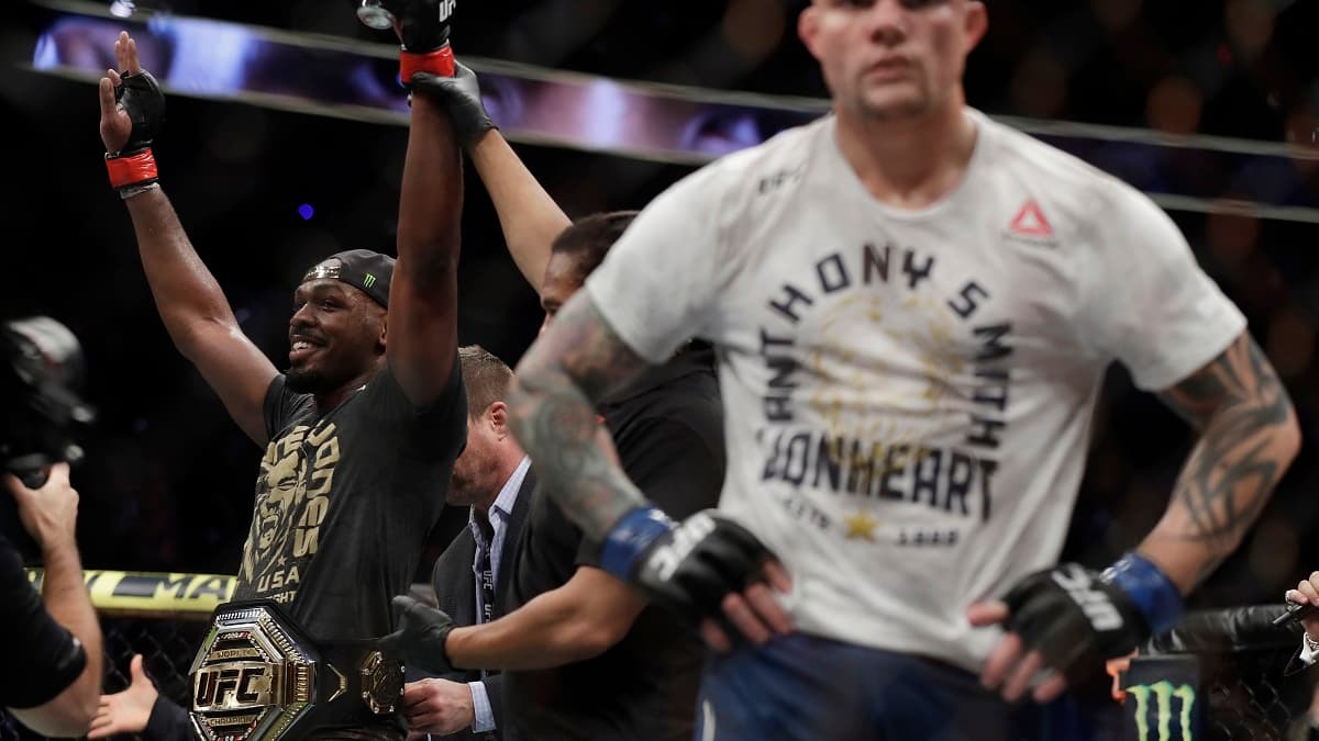 Jon Jones qui garde sa ceinture (ici contre Anthony Smith en mars 2019), une habitude chez les lourds-légers de l'UFC Jon Jones qui garde sa ceinture (ici contre Anthony Smith en mars 2019), une habitude chez les lourds-légers de l'UFC