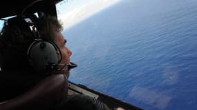 Un pilote lors d'une opération de localisation des débris de l'avion MH370, le 13 avril 2014.