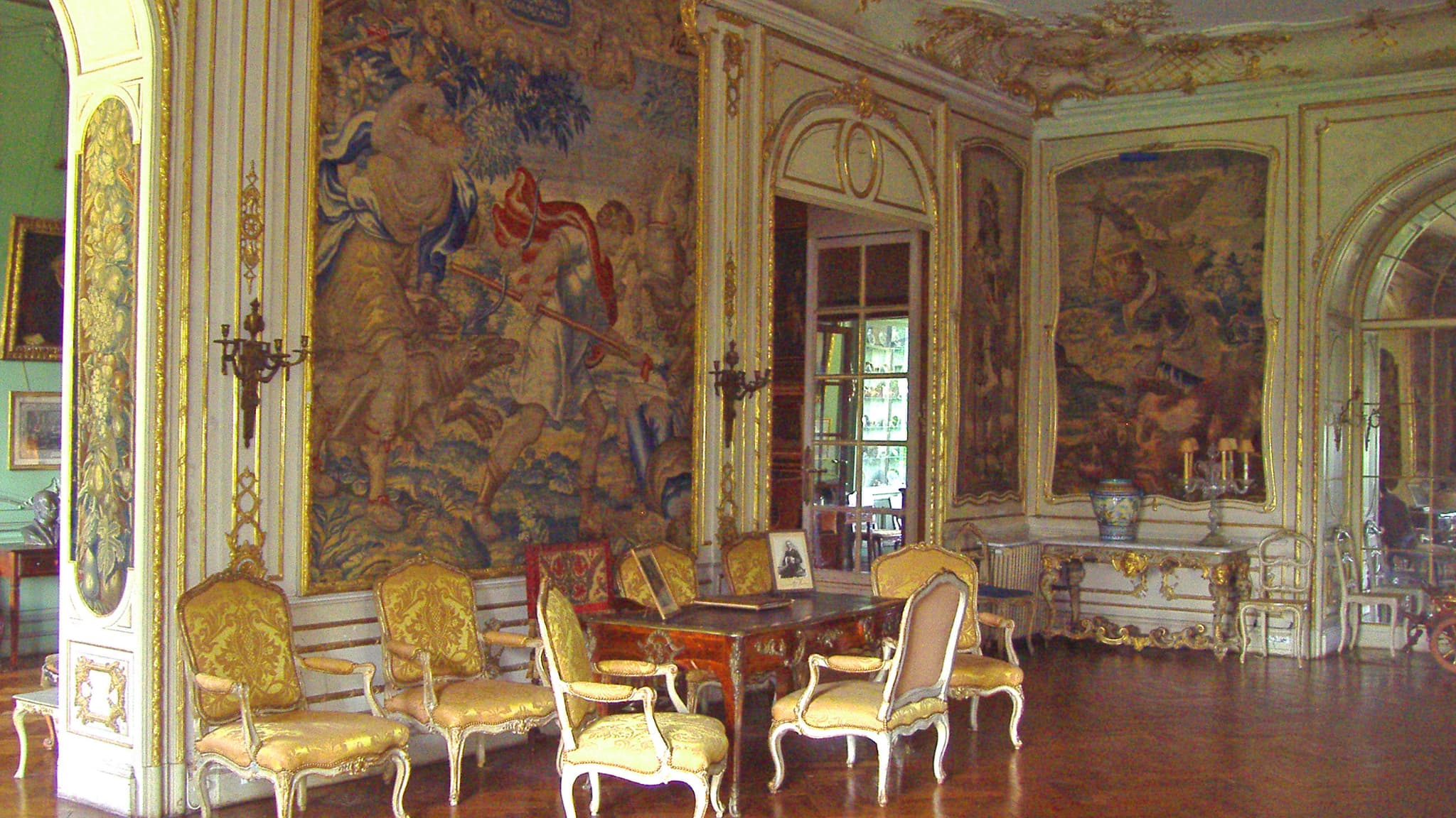 Vue du salon avec des tapisseries des Gobelins. 