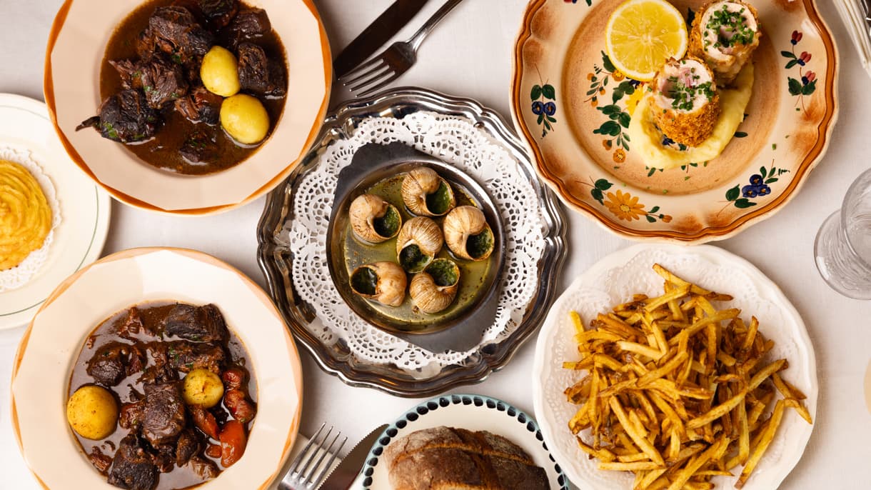 Chez Margaux, le bistrot traditionnel français au pied de la tour Eiffel.