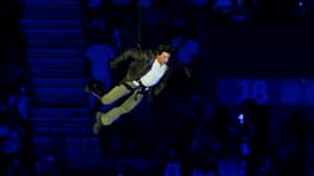 Tom Cruise descend en rappel du Stade de France le 11 août 2024.
