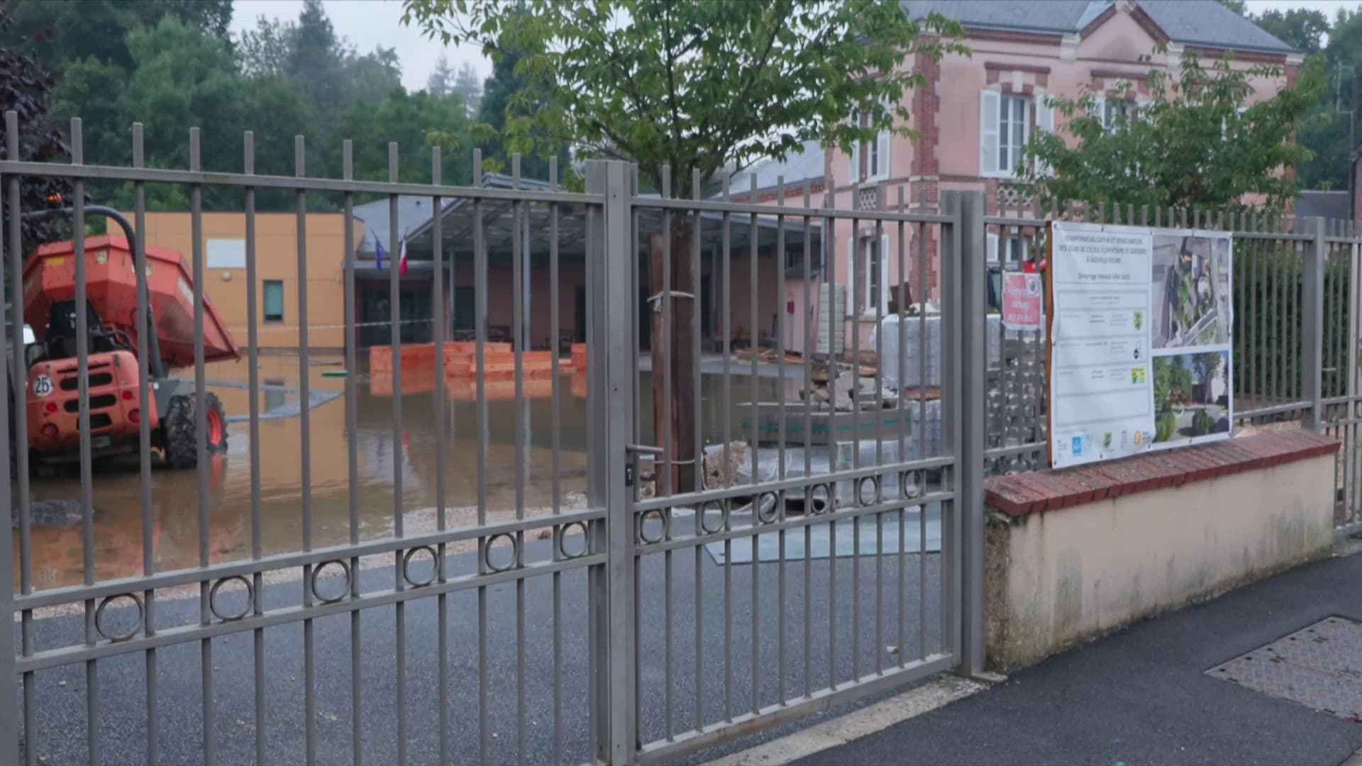 L'école primaire de Gasville-Oisème (Eure-et-Loir), inondée le mercredi 20 août 2025.