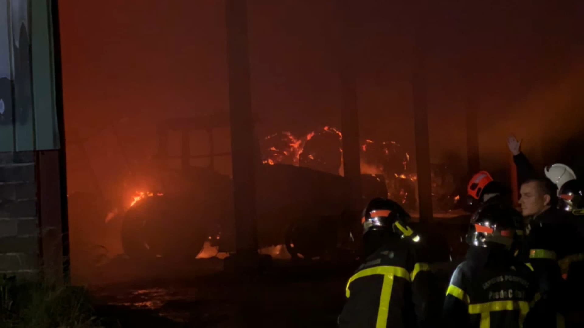 Un hangar de paille s'embrase à Loos-en-Gohelle le 31 mai 2025. Un hangar de paille s'embrase à Loos-en-Gohelle le 31 mai 2025.
