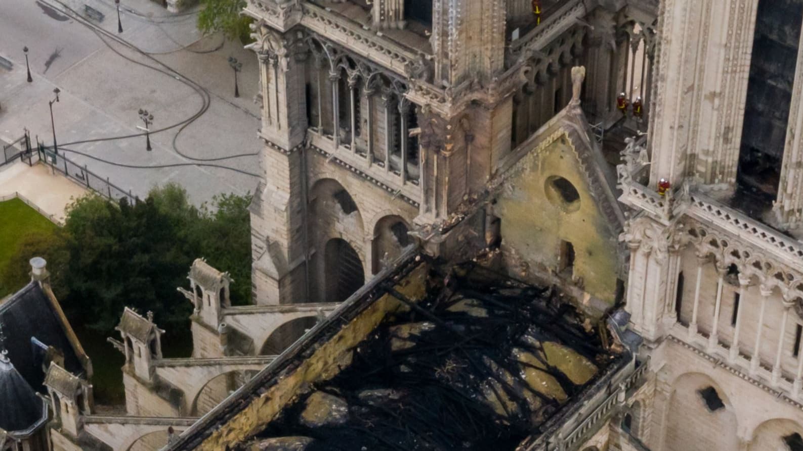 Vue du ciel de la cathédrale Notre-Dame de Paris, ce mardi matin.