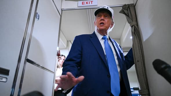 Donald Trump dans l'avion Air Force One, le 6 juin 2025.