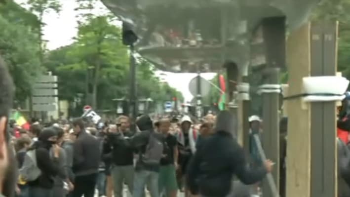 Des casseurs ont commencé à s'attaquer au mobilier urbain. Des casseurs ont commencé à s'attaquer au mobilier urbain.