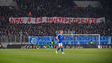 Une banderole "Non a la multipropriété" lors du match Strasbourg-Breidablik, le 18/12/2025