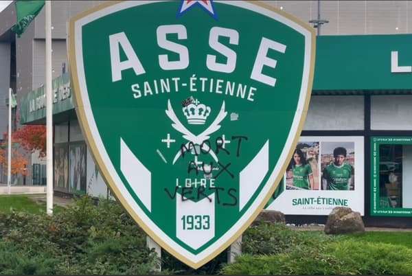 Le blason de l'ASSE a été tagué "Morts aux Verts" dans la nuit de mardi 8 à mercredi 9 octobre 2024. Le blason de l'ASSE a été tagué "Morts aux Verts" dans la nuit de mardi 8 à mercredi 9 octobre 2024.