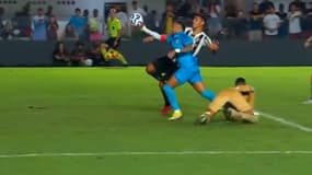 Le but de la main de Neymar avec Santos, sanctionné d'un carton rouge, 1er juin 2025