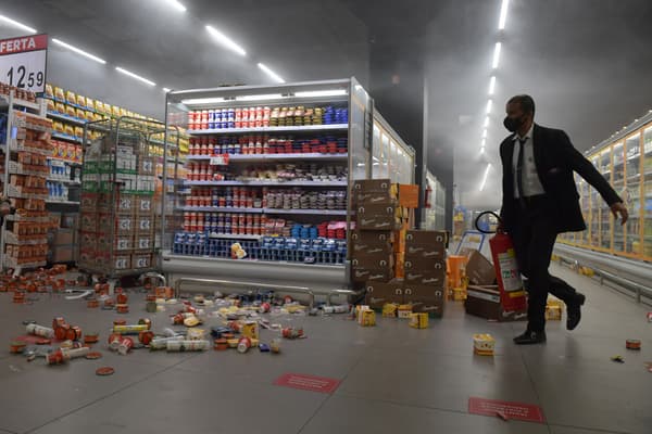 Incendie dans un supermarché Carrefour après la mort d'un homme noir abattu par des agents de sécurité - 20.11.2020 - Incendie dans un supermarché Carrefour après la mort d'un homme noir abattu par des agents de sécurité - 20.11.2020 -