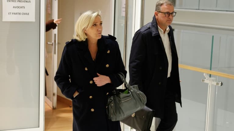 La cheffe de file du Rassemblement National (RN) Marine Le Pen et le vice-président du parti Louis Aliot, durant une suspension d'audience, lors du procès du RN le 13 novembre 2024 à Paris
