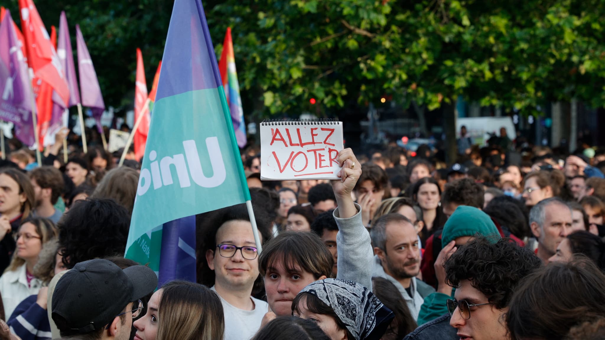 Des manifestants contre l'extrême droite place de la République à Paris, le 10 juin 2024.