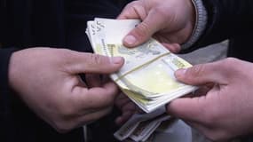 La France est en retard par rapport à plusieurs de ses voisins européens dans la lutte contre la corruption, selon un rapport publié mercredi qui devrait inciter François Hollande à honorer ses engagements pour enrayer ce phénomène. /Photo d'archives/REUT