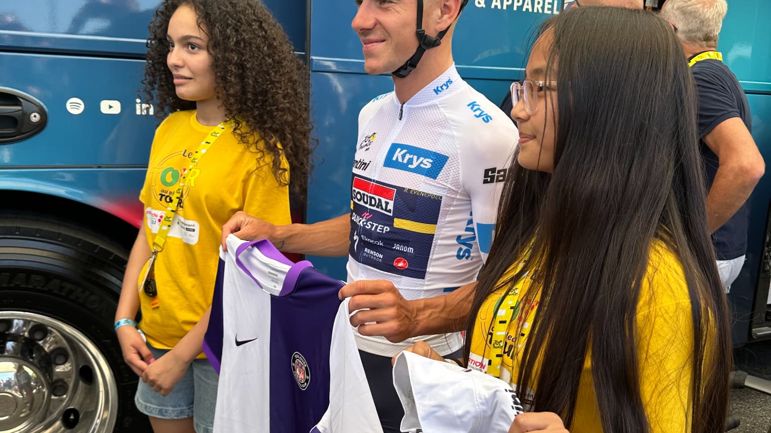 Remco Evenepoel avec le maillot du Toulouse Football Club avant le départ de la 11e étape du Tour de France 2025