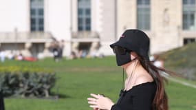 Femme se promenant dans le jardin des Tuileries. 