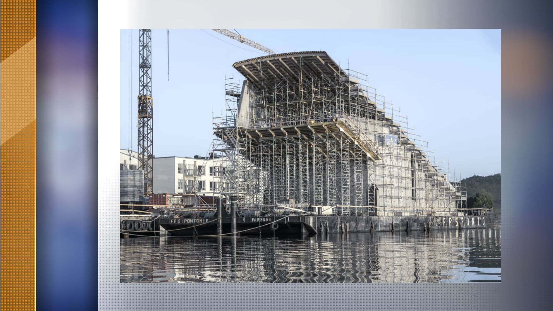 La structure pendant sa phase d'immersion. La structure pendant sa phase d'immersion.