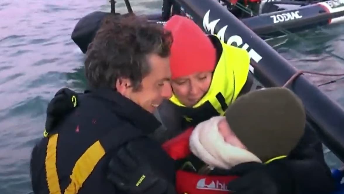Les retrouvailles de Charlie Dalin avac sa femme et son fils Les retrouvailles de Charlie Dalin avac sa femme et son fils
