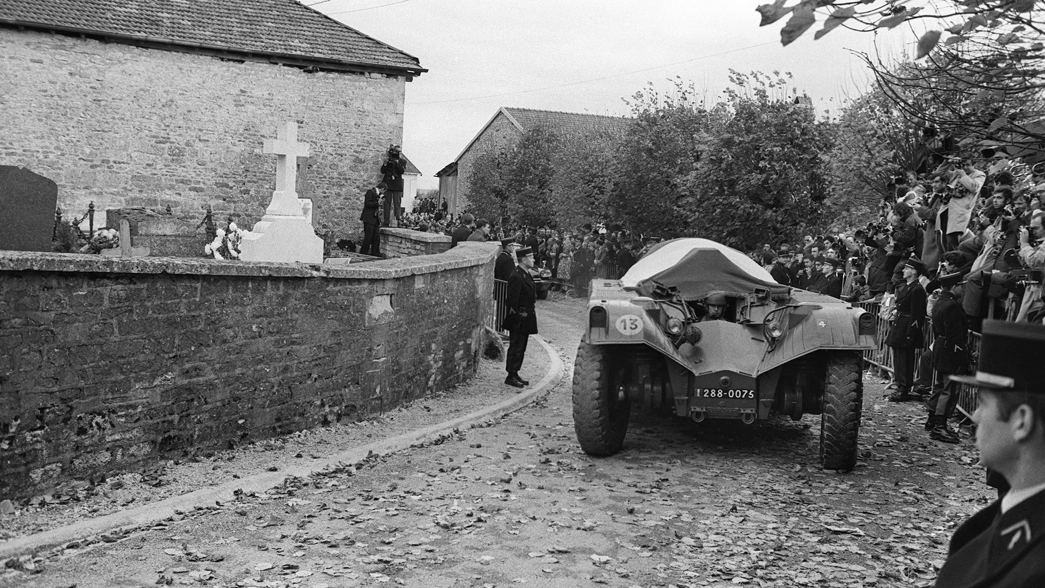 Le cercueil de Charles De Gaulle transporté sur un véhicule blindé à Colombey-Les-Deux-Eglises. Le cercueil de Charles De Gaulle transporté sur un véhicule blindé à Colombey-Les-Deux-Eglises.