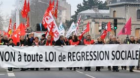 Les syndicats CGT, FO, FSU et Solidaires, ainsi que la gauche de la gauche, testent leur force ce mardi face à l'exécutif français dans des manifestations contre la réforme du marché du travail, comme ici à Lyon. /Photo prise le 5 mars 2013/REUTERS/Robert