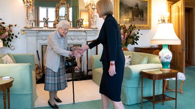 La reine Elizabeth accueille la nouvelle Première ministre britannique, Liz Truss, au château de Balmoral (Royaume-Uni), le 6 septembre 2022.
