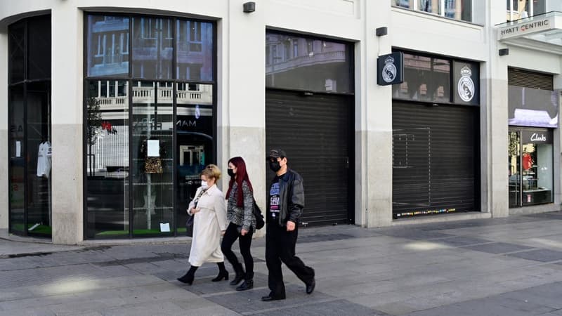 Des passants à Madrid samedi 14 mars 2020.